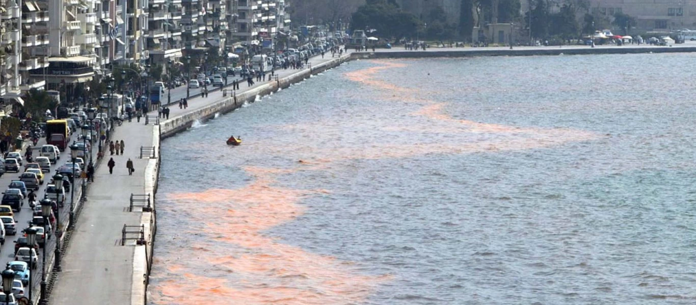 Η κακοκαιρία στη Θεσσαλονίκη έβγαλε τον Θερμαϊκό... στη στεριά (φωτο)